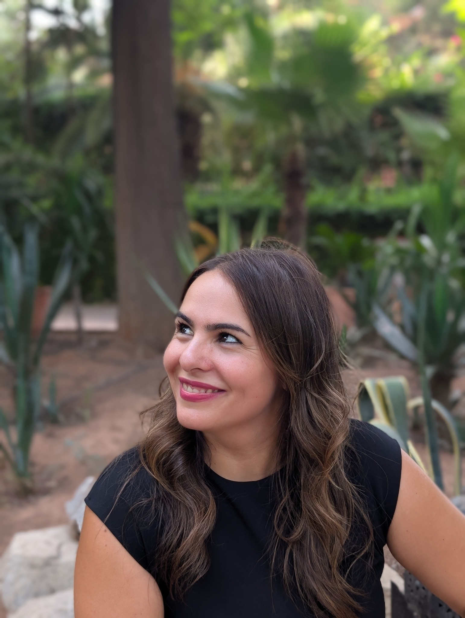 Portrait naturel d’Audrey Verlomme dans un jardin à Marrakech